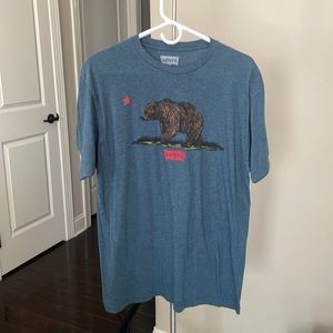 Levi’s short sleeve t shirt. Size: LG